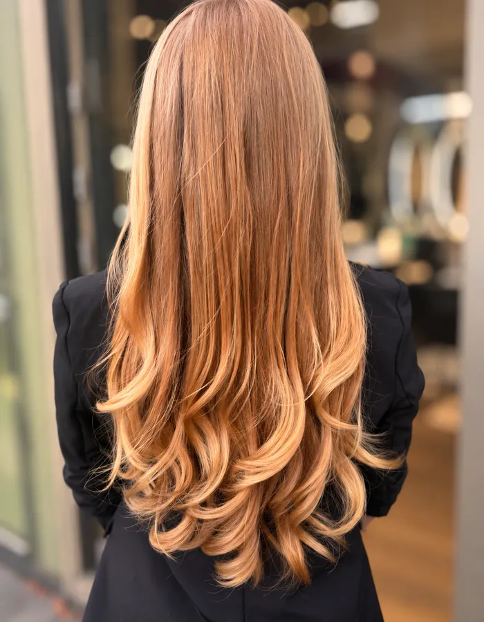 Lange Wellen in Rotblond